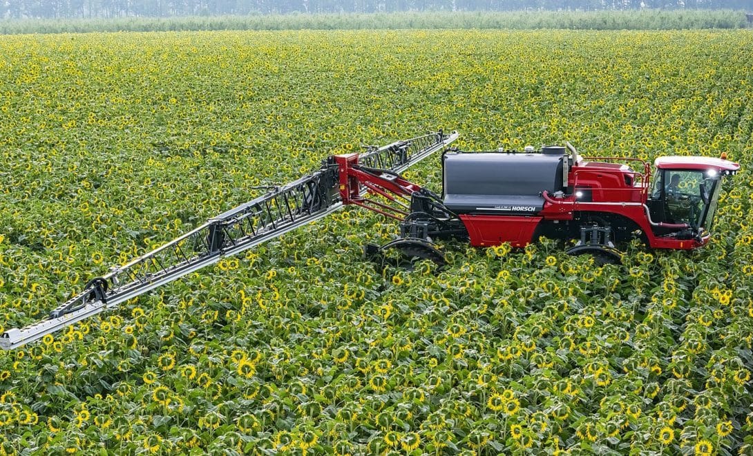 Pulverizador Horsch em campo de girassóis