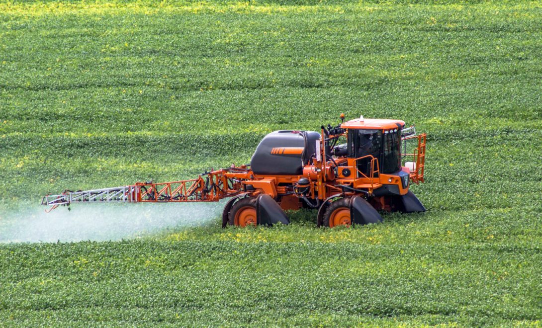 Pulverizador autopropelido em operação