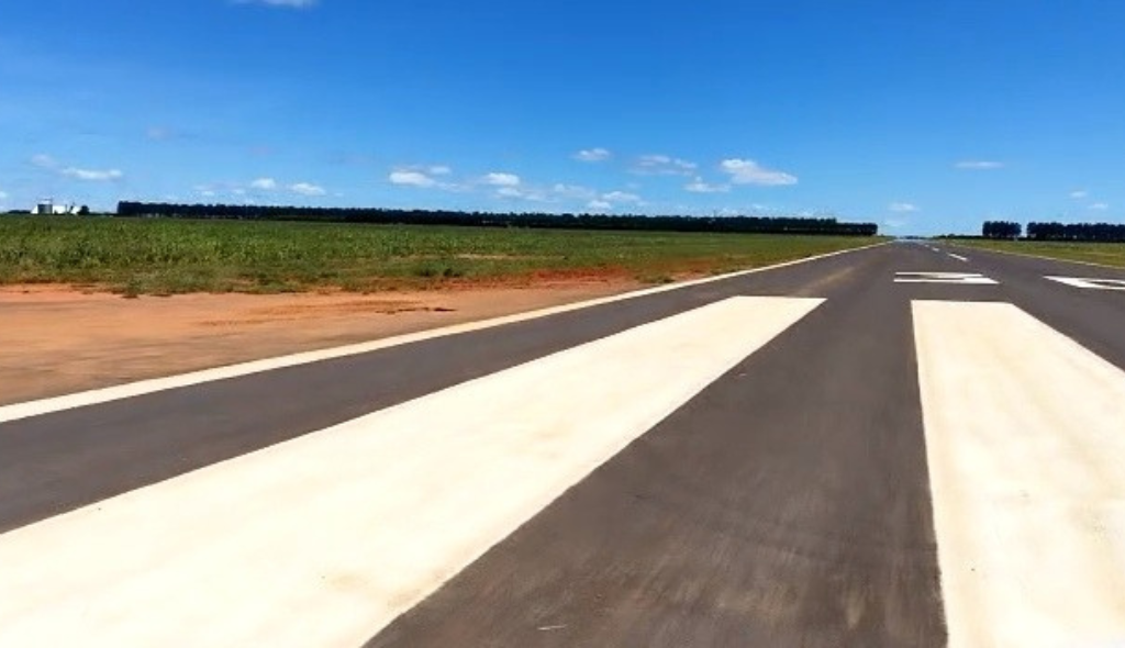 Pista de pouso com revestimento asfáltico, pintada e sinalizada em área rural