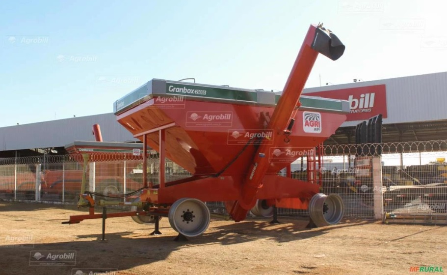 Carreta graneleira em exposição no pátio da empresa Agrobill
