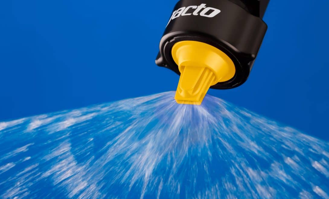 Bico de indução de ar Jacto aplicando produto líquido
