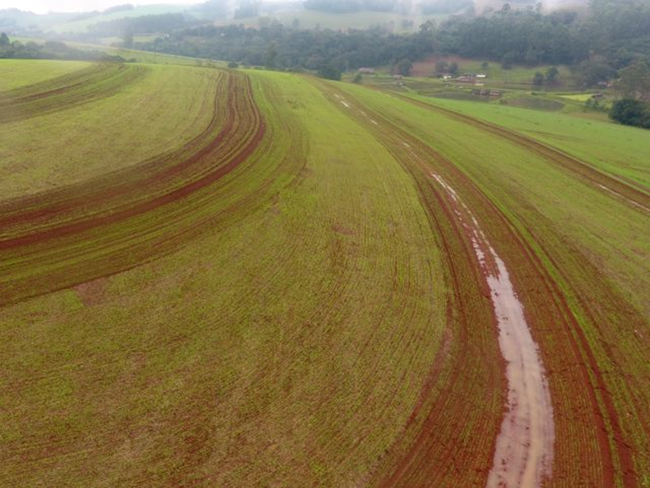 Terraceamento para a contenção de erosões causadas pelo escoamento da água em áreas de vertentes