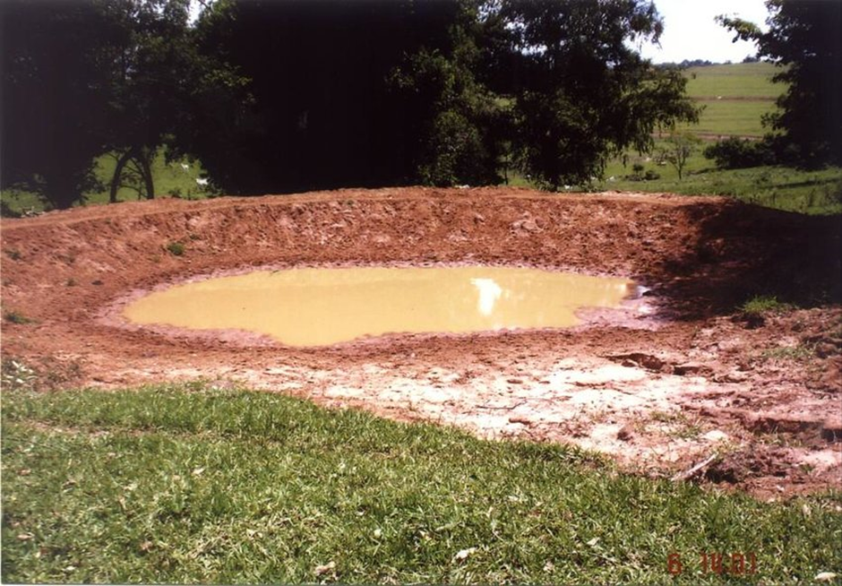 Região limitada por uma depressão do terreno, contendo água captada de estradas, chamada de bacia de contenção
