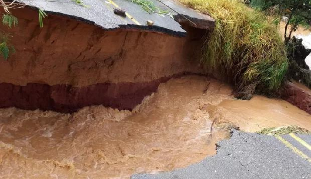 Cratera em estrada causada pelo não escoamento da água