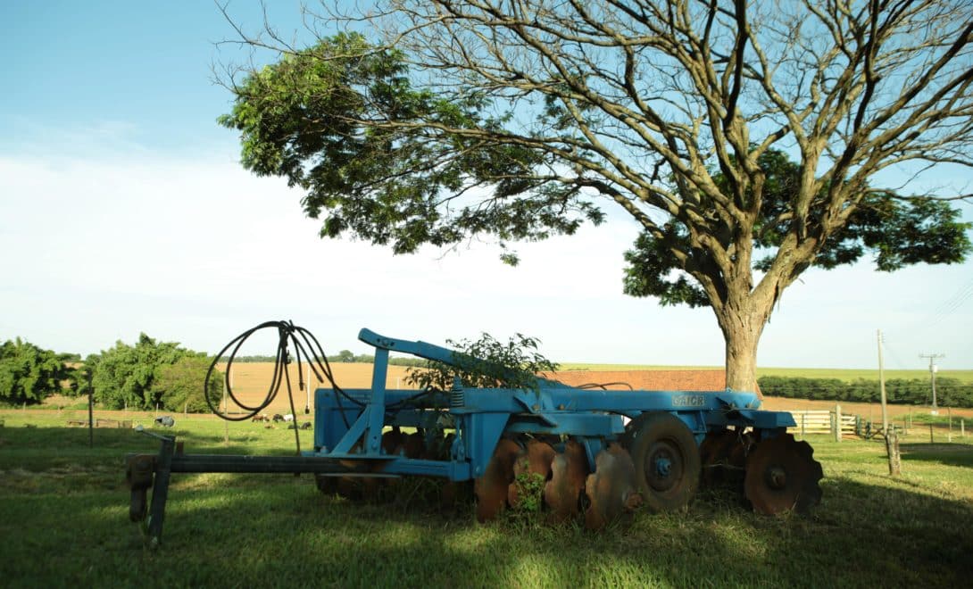 Grade aradora em campo
