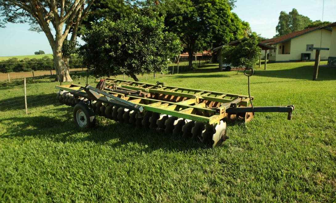 Grade niveladora em campo