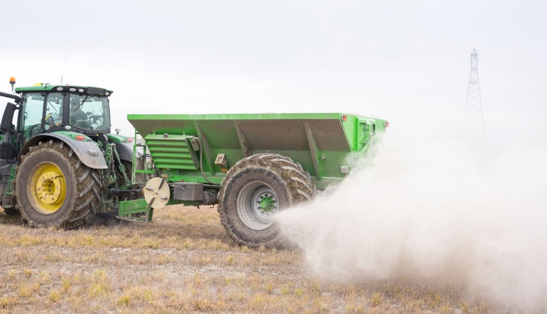 Aplicação de corretivos e fertilizantes com calcareadeira