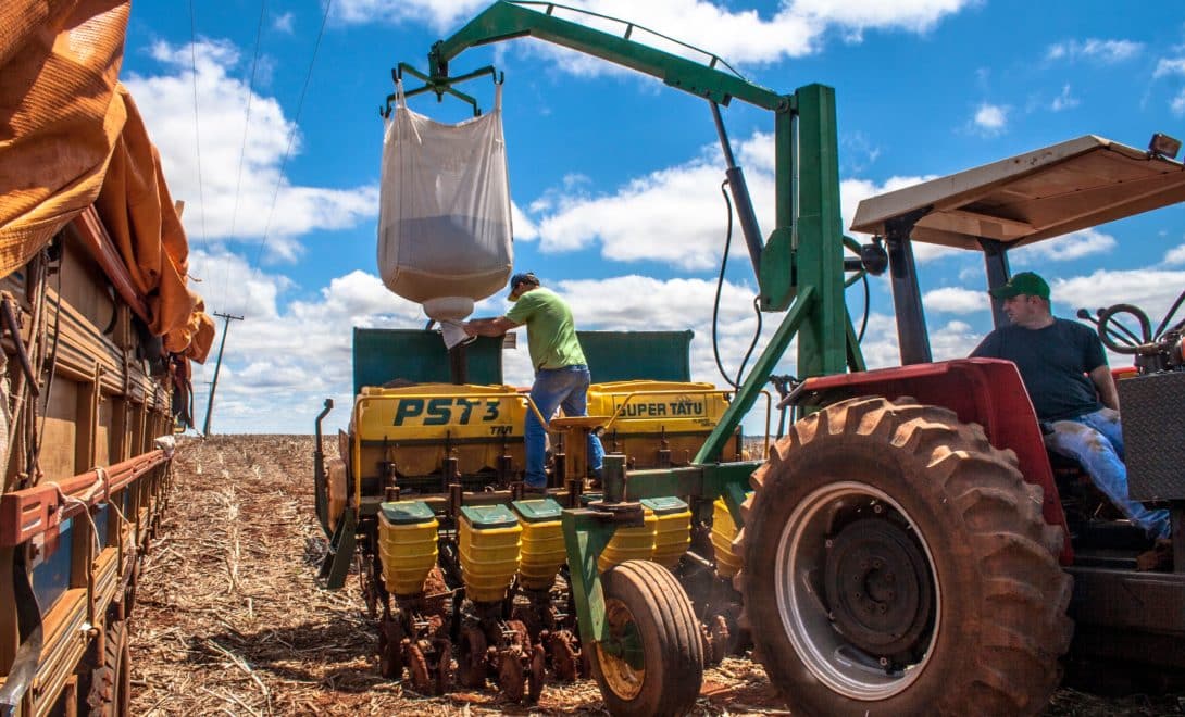 Trator com guincho bag abastecendo plantadeira