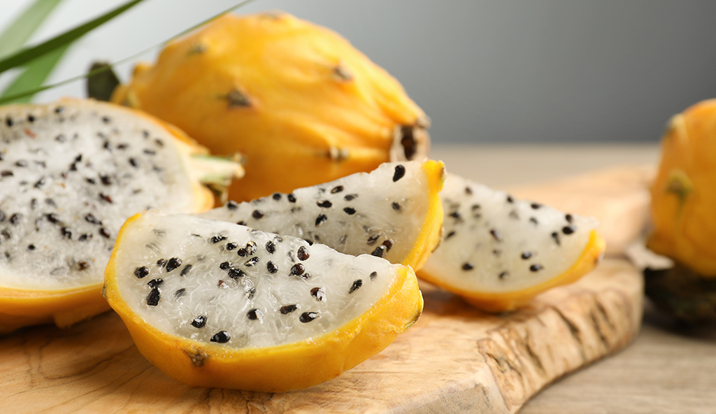 Pitaya amarela aberta em fatias