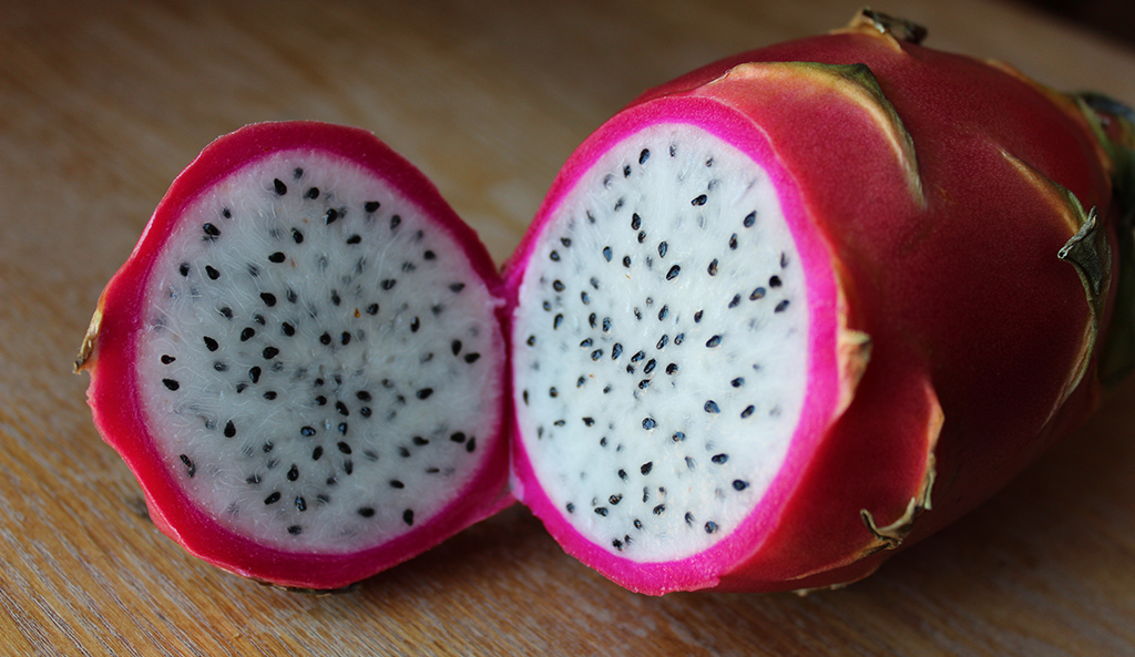 Pitaya aberta mostrando pola branca