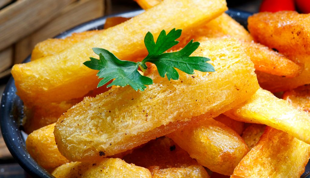 Prato com aimpim frito e folha de salsa enfeitando o prato