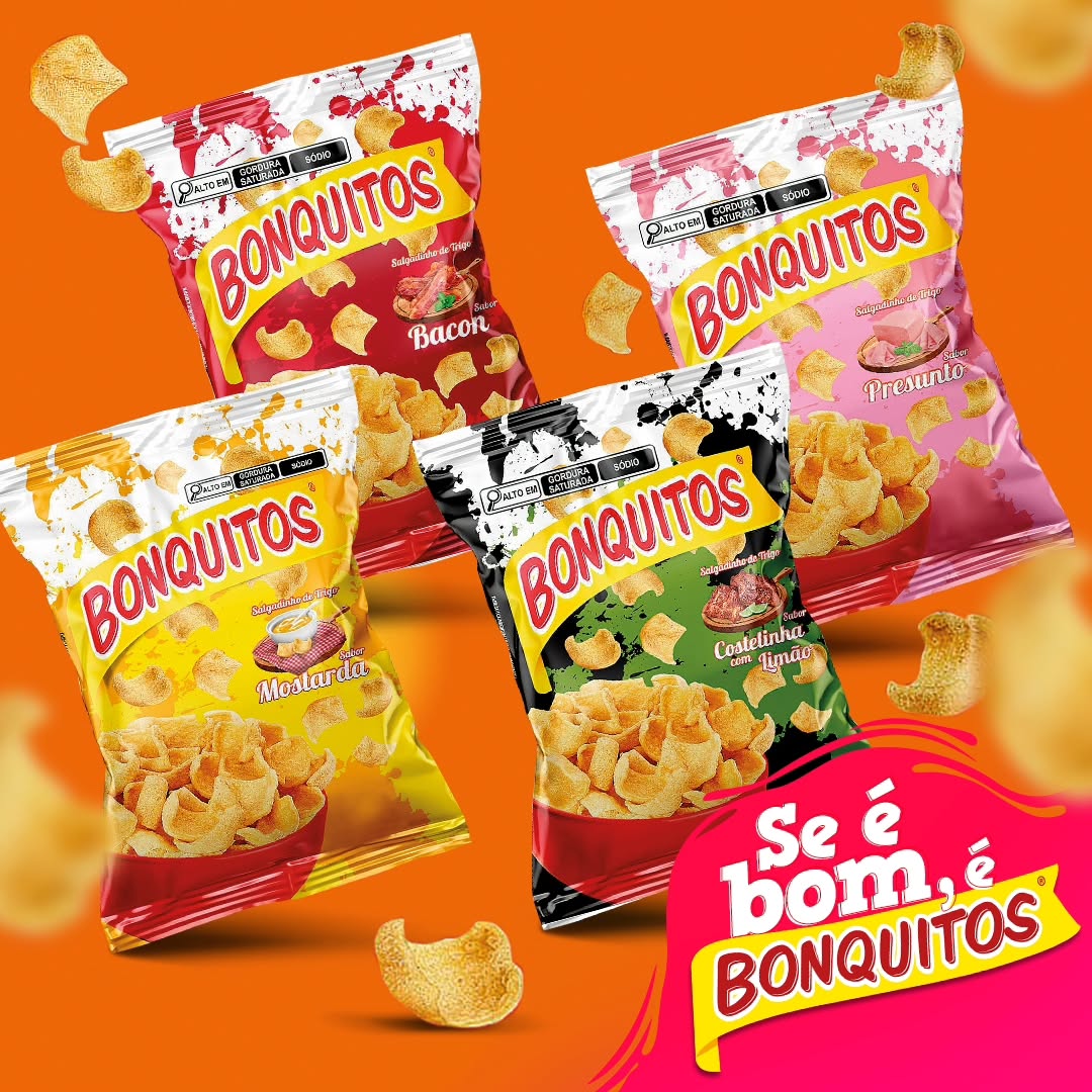 A imagem promocional exibe quatro pacotes de salgadinhos Bonquitos, posicionados em destaque sobre um fundo laranja vibrante. Os sabores apresentados são: Bacon (vermelho),
Presunto (rosa), Mostarda (amarelo),
Costelinha com Limão (verde com preto). Cada pacote mostra uma porção dos salgadinhos saindo de dentro, com algumas unidades flutuando ao redor, reforçando a ideia de leveza e crocância. Na parte inferior direita, aparece o slogan da marca em uma faixa rosa com detalhes amarelos:
"Se é bom, é Bonquitos", com tipografia divertida e chamativa.