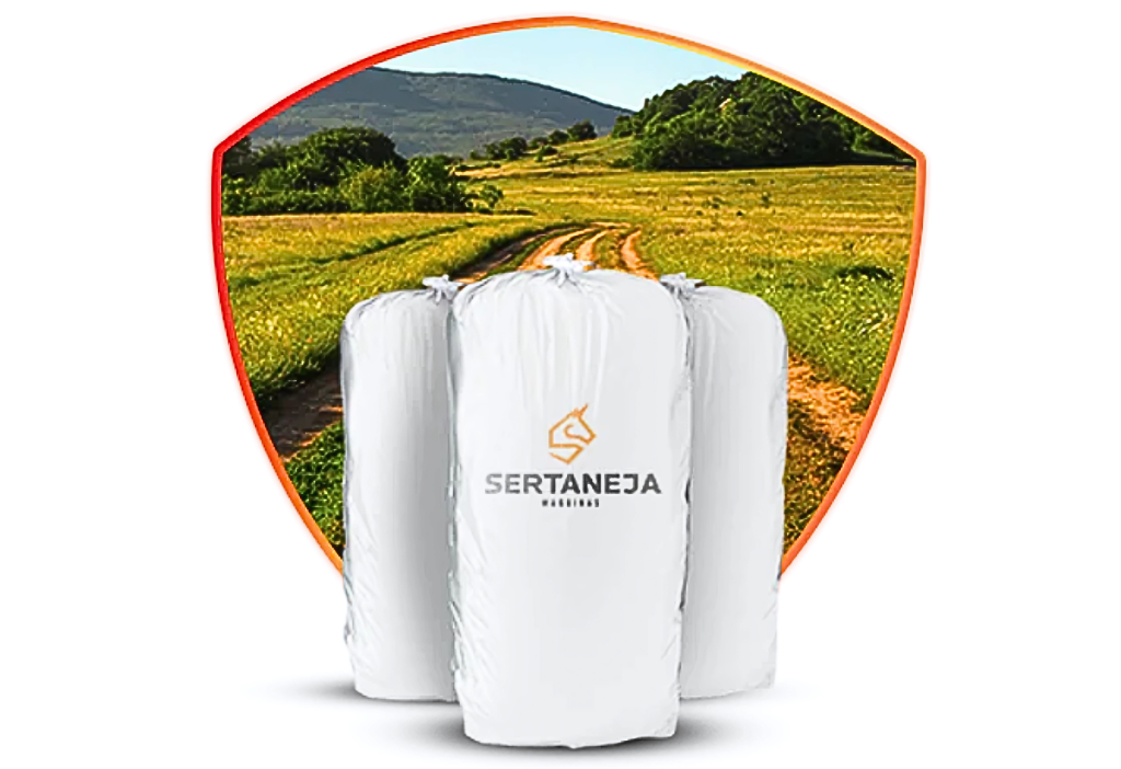 A imagem apresenta três sacos de silagem brancos da marca Sertaneja Máquinas, dispostos em destaque sobre um fundo branco. Cada saco exibe o logotipo da empresa ao centro, com design limpo e moderno. Ao fundo, há uma ilustração estilizada em forma de escudo, com uma estrada de terra cruzando uma paisagem rural verdejante, cercada por árvores e montanhas ao longe.