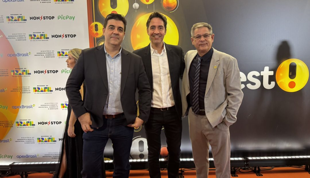 Roberto Lucas, Renato Lucas e Wlater Celani no Teatro Bradesco representando o MF Cast e o Grupo MF Rural no Prêmio Ibest 2025