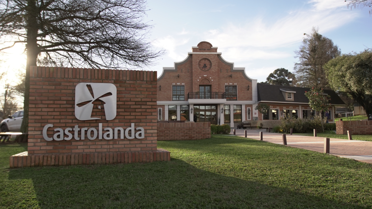 Castrolanda Fachada da Castrolanda, cooperativa referência no agronegócio, destacando sua estrutura, tradição e importância para o desenvolvimento da pecuária leiteira no Brasil.