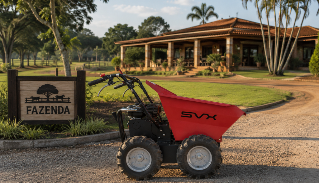 Carrinho de Mão Motorizado - SVX CM300 Carrinho motorizado de carga SVX com caçamba vermelha estacionado na entrada de uma fazenda, sobre uma estrada de cascalho. Ao lado, há uma placa de madeira com a palavra "FAZENDA", enquanto ao fundo aparece a sede da propriedade cercada por jardins, árvores e áreas verdes. A imagem destaca o equipamento como solução prática para o transporte de terra, insumos, ferramentas e materiais em fazendas, obras e atividades de manutenção.