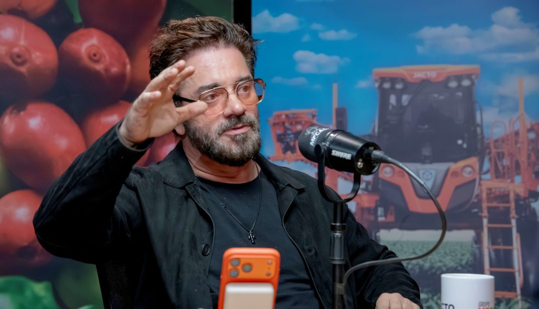Rogério Vilela durante entrevista no estúdio do MF Cast, gesticulando enquanto fala sobre fé, família e os valores que marcaram sua trajetória pessoal e profissional
