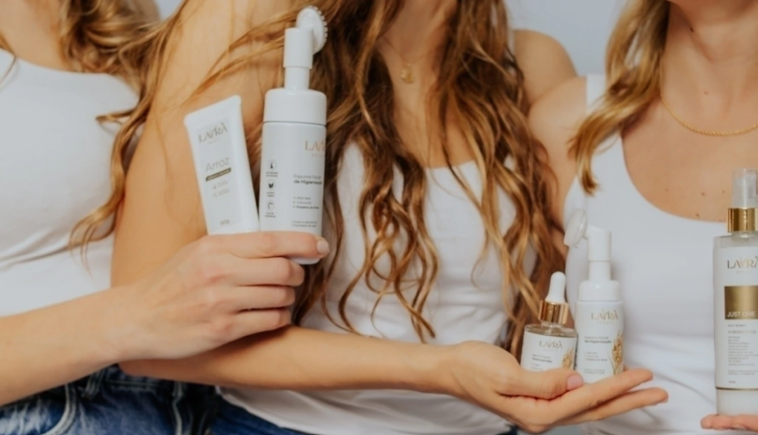 Três mulheres segurando produtos de beleza que tem na sua composição o arroz como ingrediente
