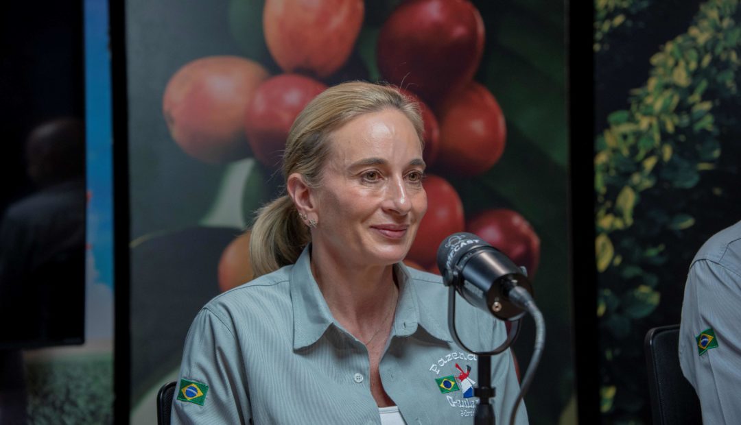 Angela Lieshout durante participação no MF Cast, sentada diante do microfone no estúdio, enquanto fala sobre sua trajetória profissional e a decisão de seguir uma nova vida no agronegócio ao lado de Eduardo