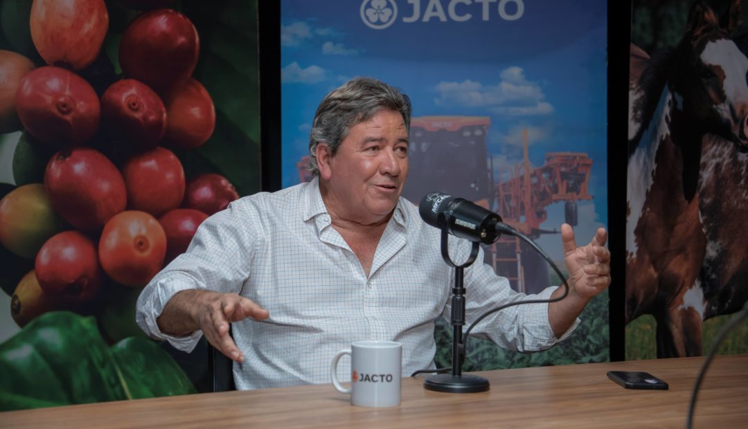 João Vander durante entrevista no MF Cast, sentado à mesa e falando ao microfone enquanto relembra sua infância e a relação com o campo
