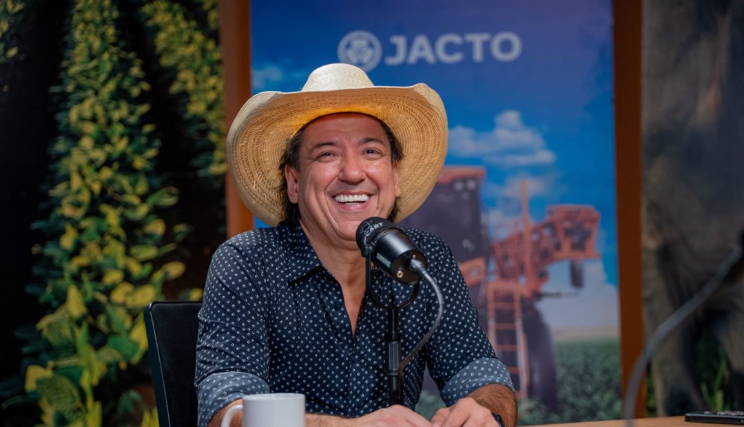 Matheus Calil durante entrevista no MF Cast, usando chapéu e falando ao microfone