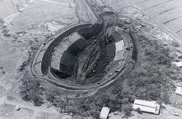 Vista aérea da construção da arena de Barretos em 1985