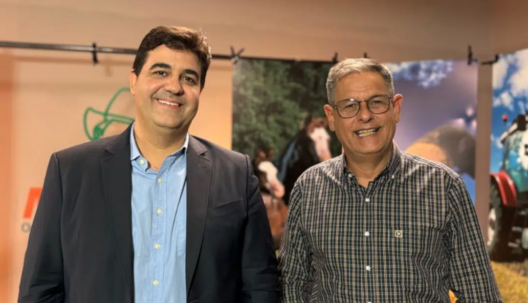 Roberto Lucas e Walter Celani, apresentadores do MF Cast, juntos em ambiente com elementos ligados ao agronegócio